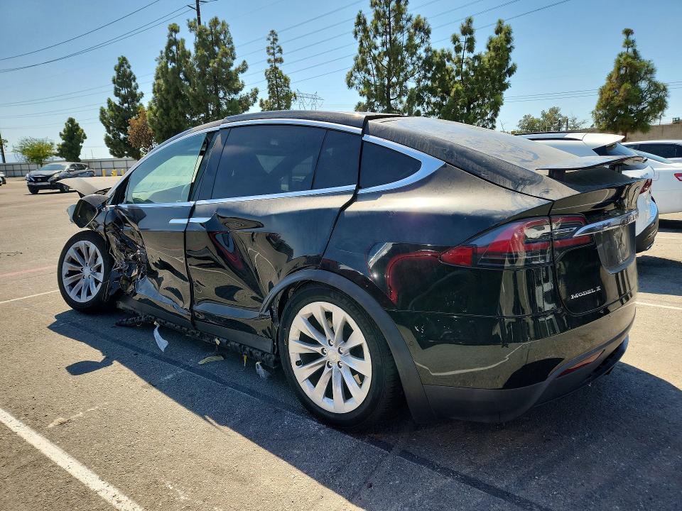 68799546 :رقم المزاد ، 5YJXCBE26JF116009 vin ، 2018 Tesla Model X مزاد بيع