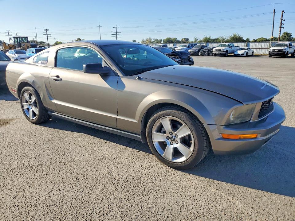 70358106 :رقم المزاد ، 1ZVFT80N655188297 vin ، 2005 Ford Mustang مزاد بيع