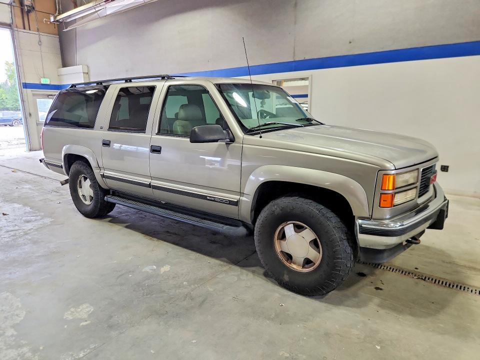 69733326 :رقم المزاد ، 1GKFK16R1XJ707097 vin ، 1999 Gmc Suburban مزاد بيع