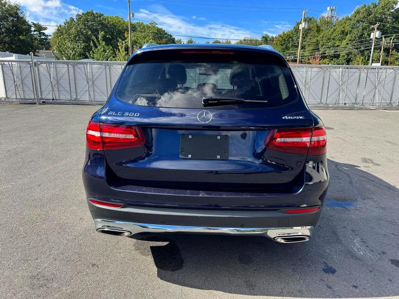70090246 :رقم المزاد ، WDC0G4KB8JV066943 vin ، 2018 Mercedes-benz Glc مزاد بيع
