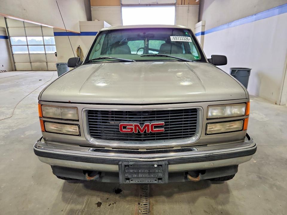 69733326 :رقم المزاد ، 1GKFK16R1XJ707097 vin ، 1999 Gmc Suburban مزاد بيع