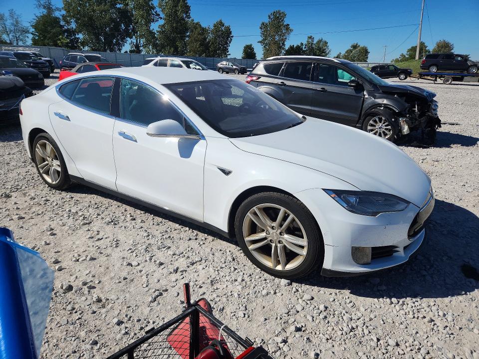 70310336 :رقم المزاد ، 5YJSA1E22FF111942 vin ، 2015 Tesla Model S مزاد بيع