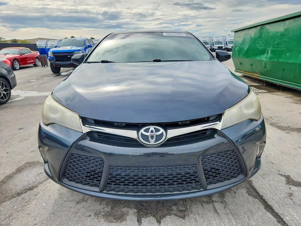 68943686 :رقم المزاد ، 4T1BF1FK9HU742273 vin ، 2017 Toyota Camry مزاد بيع