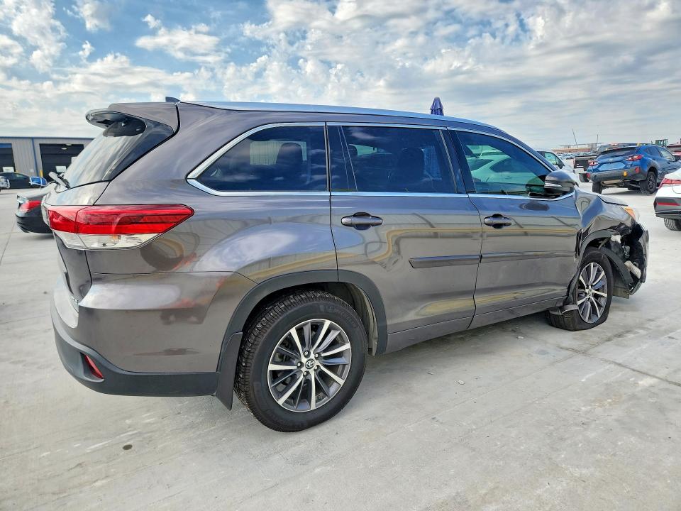 2018 Toyota Highlander მანქანა იყიდება აუქციონზე, vin: 5TDJZRFH2JS528200, აუქციონის ნომერი: 70524006