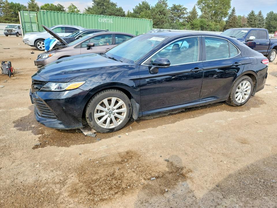 67449816 :رقم المزاد ، 4T1B11HK4JU609289 vin ، 2018 Toyota Camry مزاد بيع