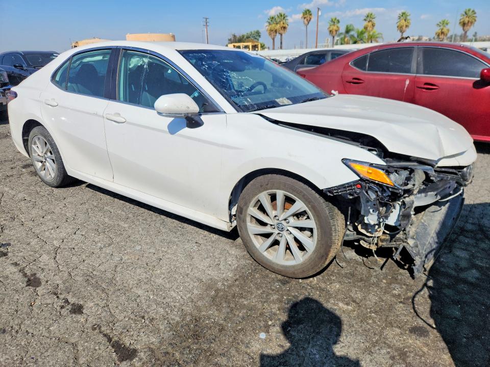 70528896 :رقم المزاد ، 4T1R11AK7MU435781 vin ، 2021 Toyota Camry مزاد بيع
