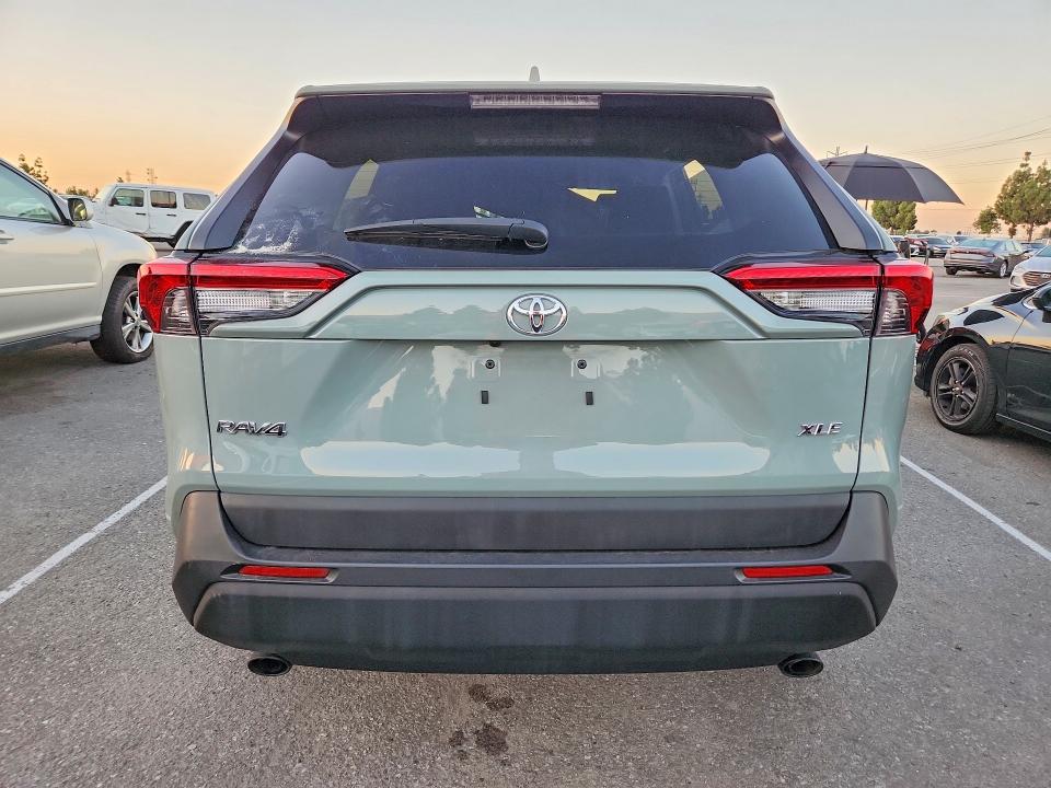68595746 :رقم المزاد ، 2T3W1RFV6MC090563 vin ، 2021 Toyota Rav4 مزاد بيع