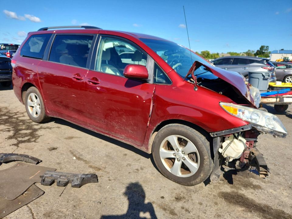 68870116 :رقم المزاد ، 5TDKK3DC6ES526646 vin ، 2014 Toyota Sienna مزاد بيع