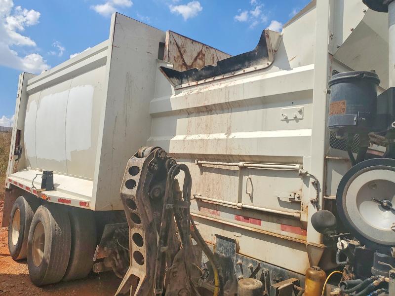 68026896 :رقم المزاد ، 3BPZL00X4BF115376 vin ، 2011 Peterbilt 320 مزاد بيع