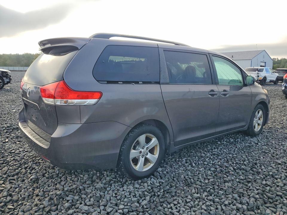 70024256 :رقم المزاد ، 5TDKK3DCXBS098365 vin ، 2011 Toyota Sienna مزاد بيع