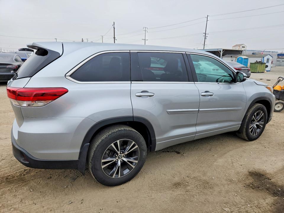 70001236 :رقم المزاد ، 5TDZARFH1JS038650 vin ، 2018 Toyota Highlander مزاد بيع