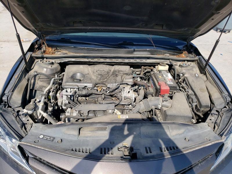69755806 :رقم المزاد ، 4T1B11HK8JU550456 vin ، 2018 Toyota Camry مزاد بيع