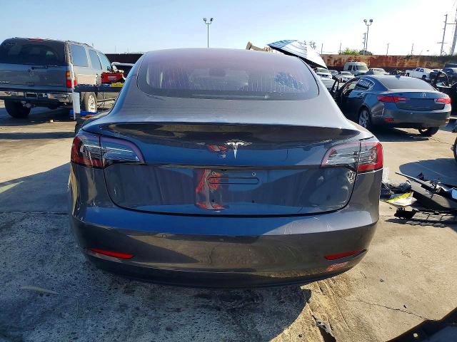 69828656 :رقم المزاد ، 5YJ3E1EA9JF011992 vin ، 2018 Tesla Model 3 مزاد بيع