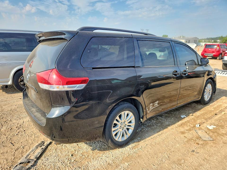 67353286 :رقم المزاد ، 5TDYK3DC9BS154273 vin ، 2011 Toyota Sienna مزاد بيع
