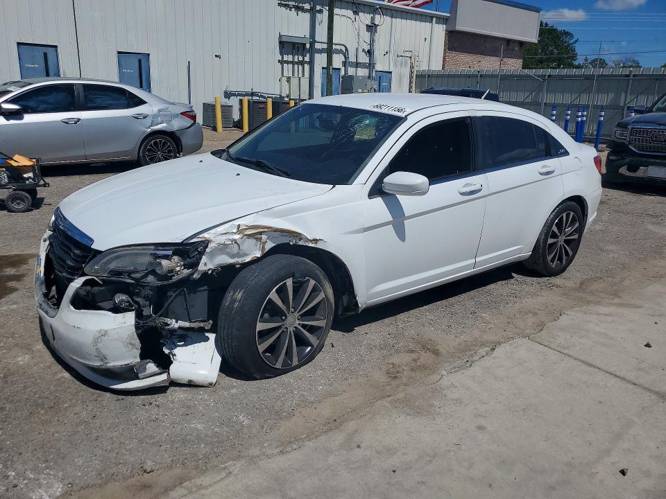 Auction sale of the 2013 Chrysler 200, vin: 1C3CCBBB2DN545905, lot number: 68211156