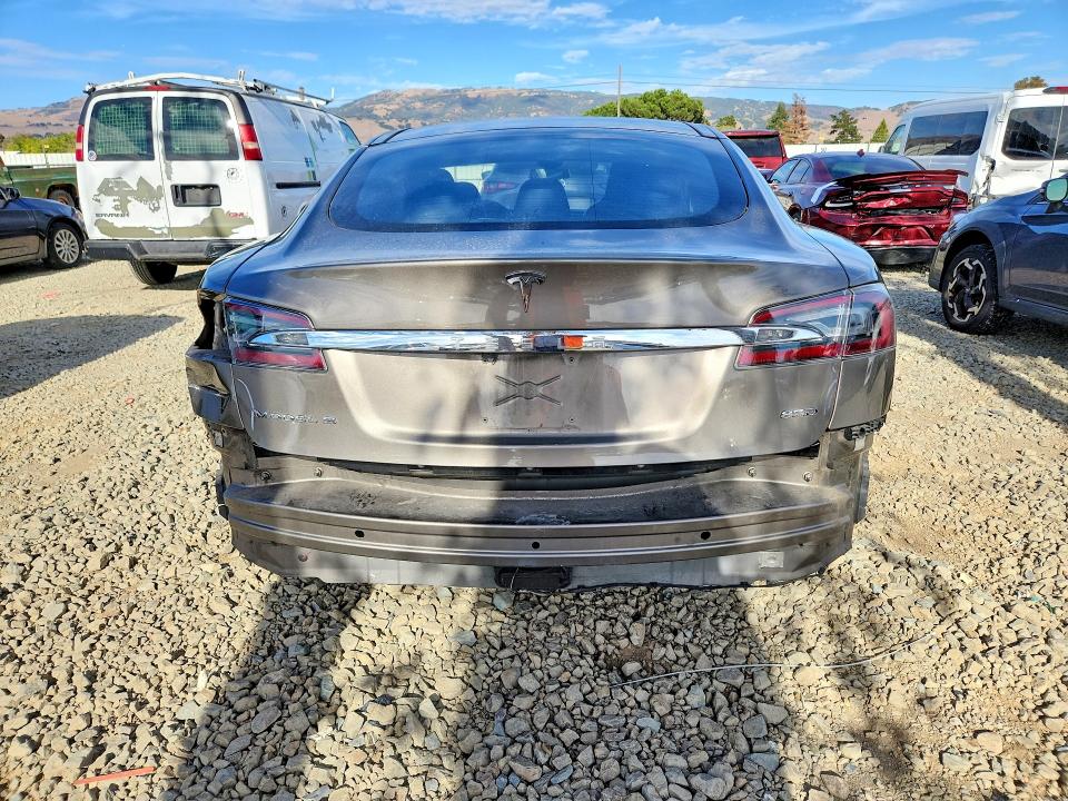 68179246 :رقم المزاد ، 5YJSA1H22FF090084 vin ، 2015 Tesla Model S مزاد بيع