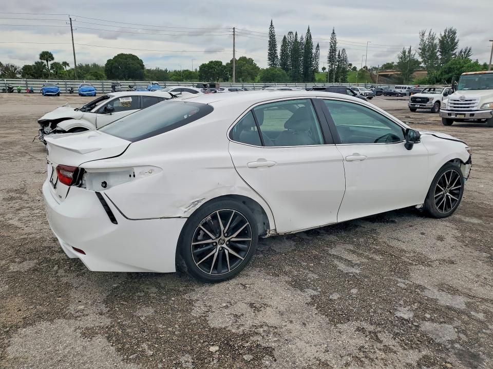 70465926 :رقم المزاد ، 4T1G11AK6NU073192 vin ، 2022 Toyota Camry مزاد بيع
