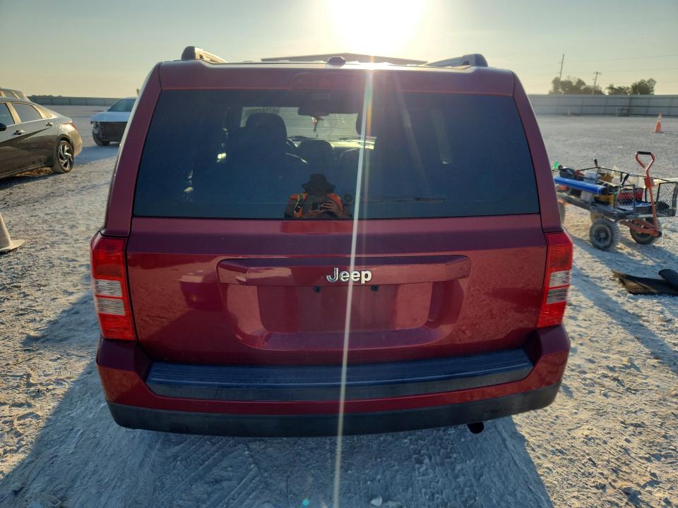 67147296 :رقم المزاد ، 1C4NJPBB3FD372170 vin ، 2015 Jeep Patriot مزاد بيع