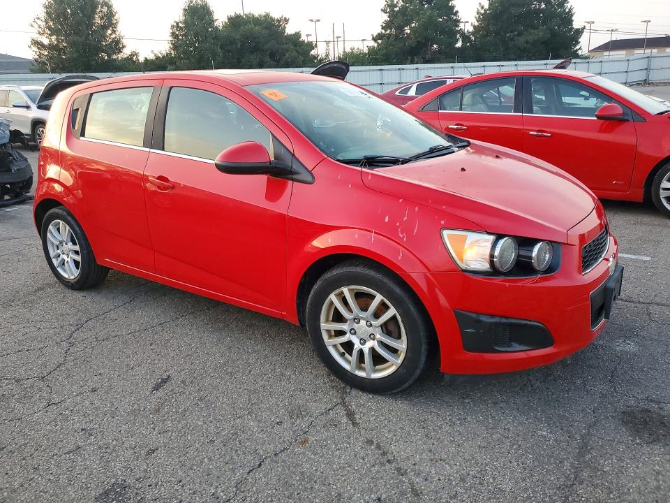 68255696 :رقم المزاد ، 1G1JC6SB3F4136453 vin ، 2015 Chevrolet Sonic مزاد بيع