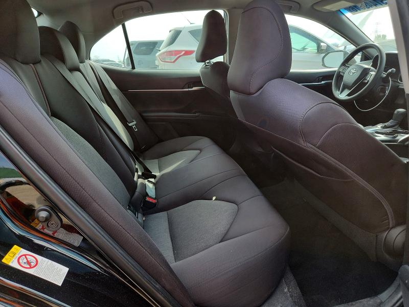 67449816 :رقم المزاد ، 4T1B11HK4JU609289 vin ، 2018 Toyota Camry مزاد بيع
