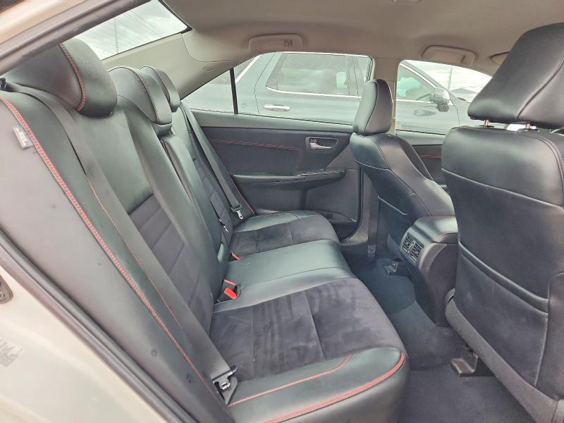 70300946 :رقم المزاد ، 4T1BF1FK4FU041685 vin ، 2015 Toyota Camry مزاد بيع