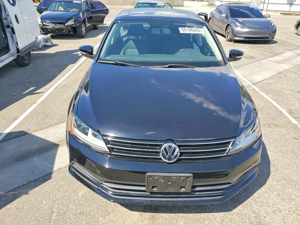 66106046 :رقم المزاد ، 3VWDB7AJ8HM204367 vin ، 2017 Volkswagen Jetta مزاد بيع