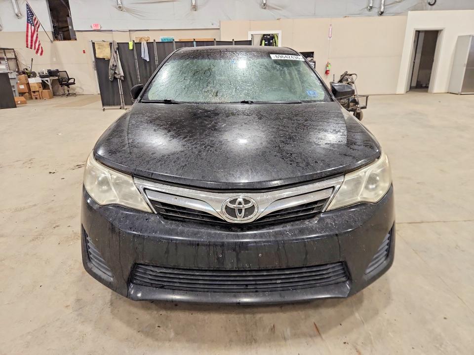 69642436 :رقم المزاد ، 4T4BF1FK1CR225032 vin ، 2012 Toyota Camry مزاد بيع