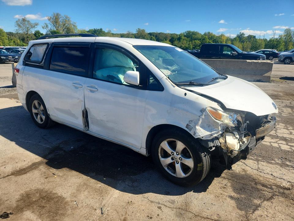 69572346 :رقم المزاد ، 5TDKK3DC6DS324209 vin ، 2013 Toyota Sienna مزاد بيع