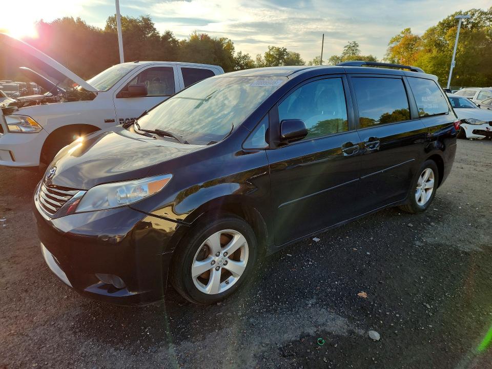 Auction sale of the 2017 Toyota Sienna, vin: 5TDKZ3DCXHS816680, lot number: 70889946