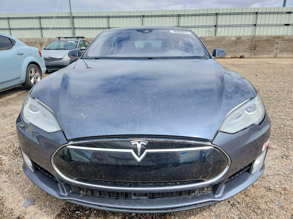 68809076 :رقم المزاد ، 5YJSA1V28FF097383 vin ، 2015 Tesla Model S مزاد بيع