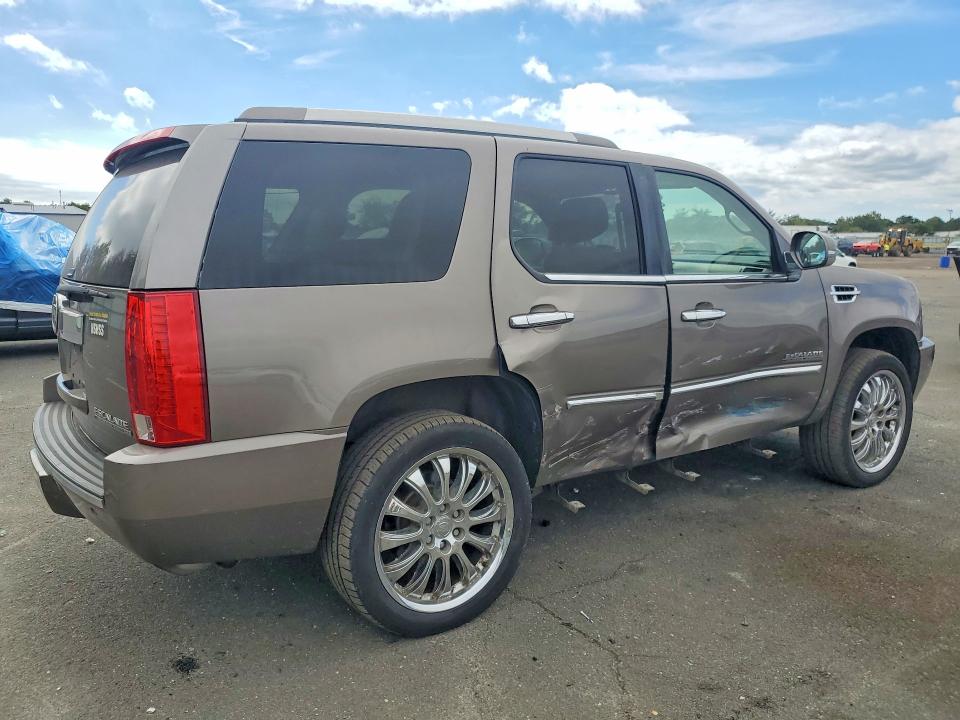 2011 Cadillac Escalade მანქანა იყიდება აუქციონზე, vin: 1GYS4AEF5BR328667, აუქციონის ნომერი: 70841836