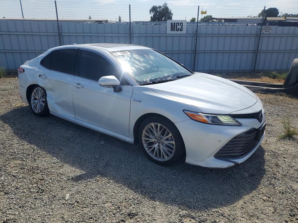 70110356 :رقم المزاد ، 4T1B21HK9JU509637 vin ، 2018 Toyota Camry Hybrid مزاد بيع