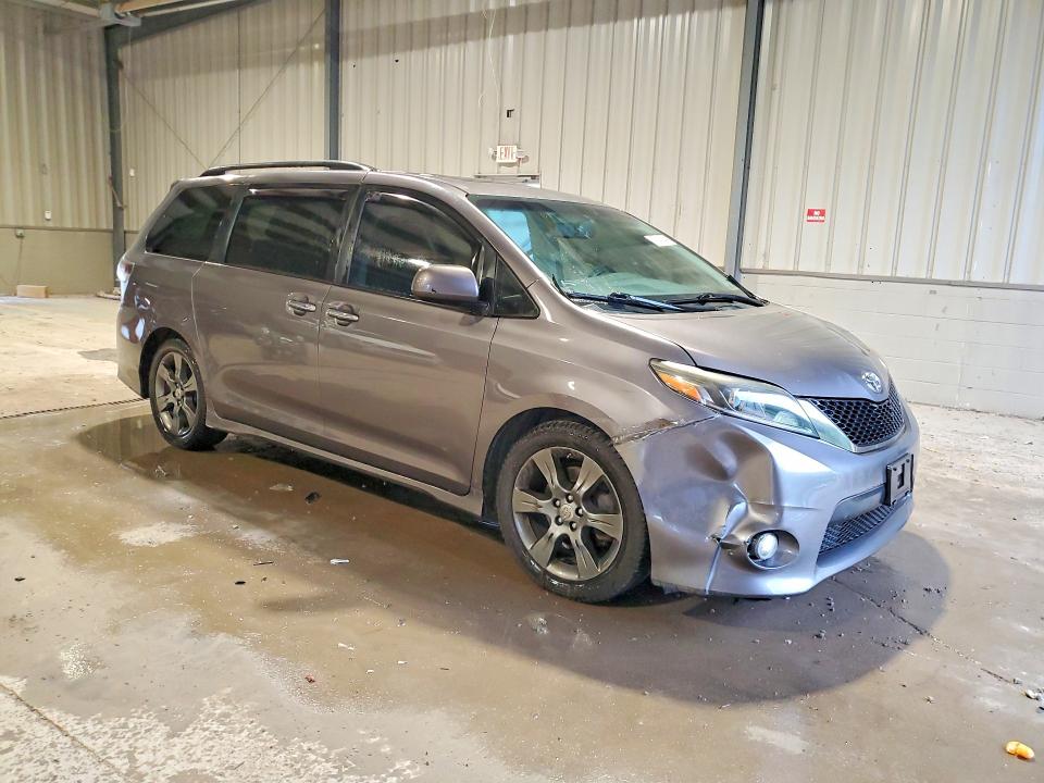 67343046 :رقم المزاد ، 5TDXK3DC5FS596565 vin ، 2015 Toyota Sienna مزاد بيع