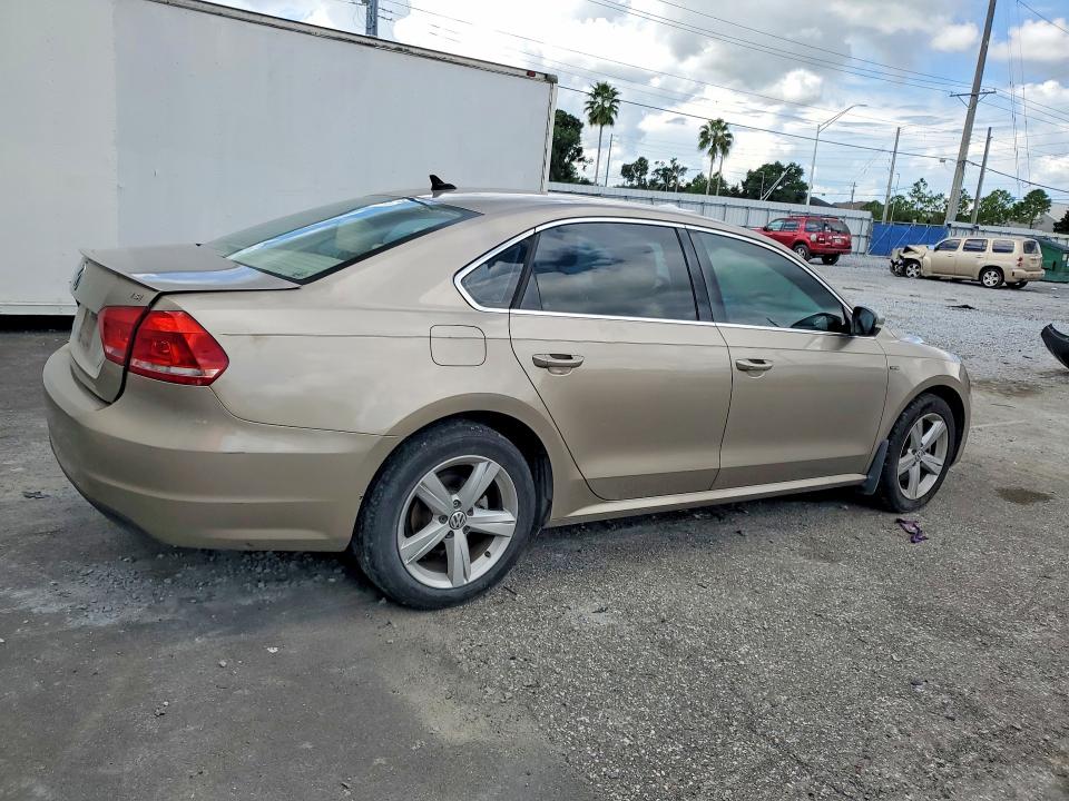 68642436 :رقم المزاد ، 1VWAT7A34FC109594 vin ، 2015 Volkswagen Passat مزاد بيع