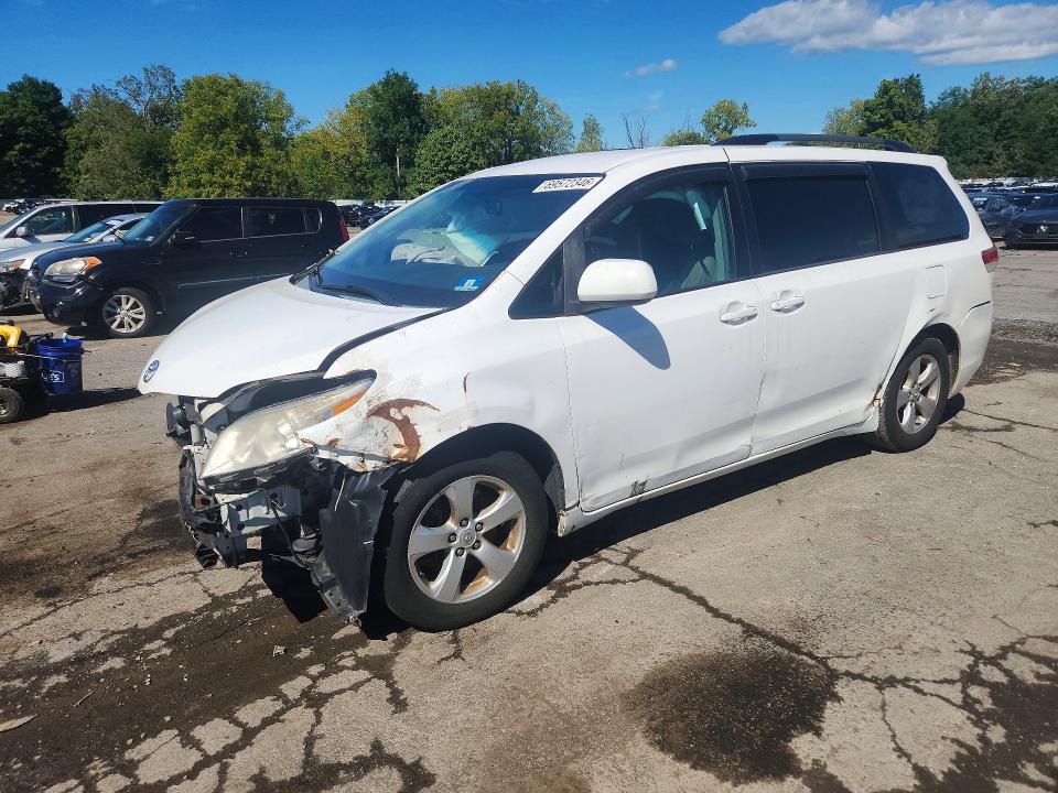 69572346 :رقم المزاد ، 5TDKK3DC6DS324209 vin ، 2013 Toyota Sienna مزاد بيع