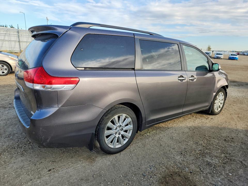 67733976 :رقم المزاد ، 5TDDK3DC3ES076768 vin ، 2014 Toyota Sienna مزاد بيع