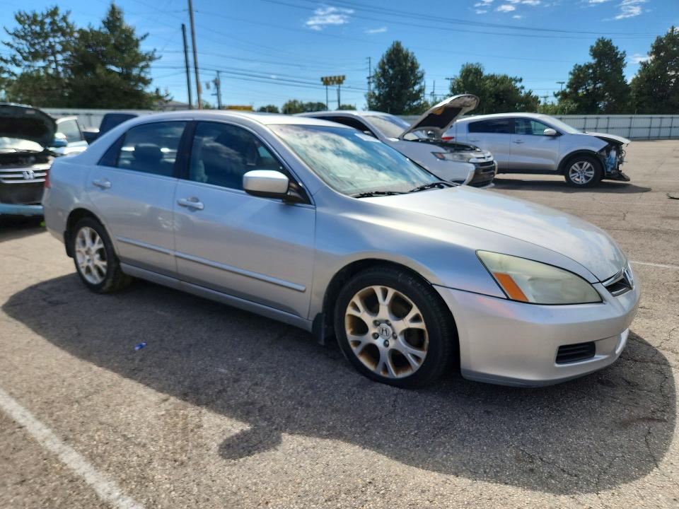 70297106 :رقم المزاد ، 1HGCM66897A100072 vin ، 2007 Honda Accord مزاد بيع