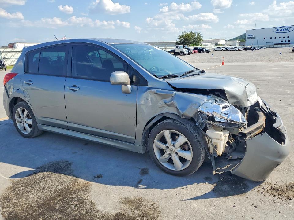 69696326 :رقم المزاد ، 3N1BC1CP4BL389958 vin ، 2011 Nissan Versa مزاد بيع