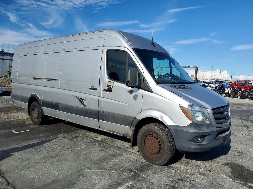 68393336 :رقم المزاد ، WD3PE8CD8HP557264 vin ، 2017 Mercedes-benz Sprinter مزاد بيع