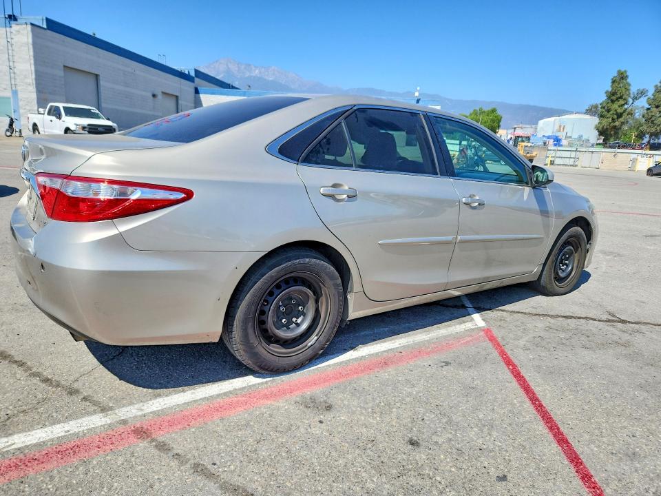 69123296 :رقم المزاد ، 4T1BF1FK5FU909595 vin ، 2015 Toyota Camry مزاد بيع