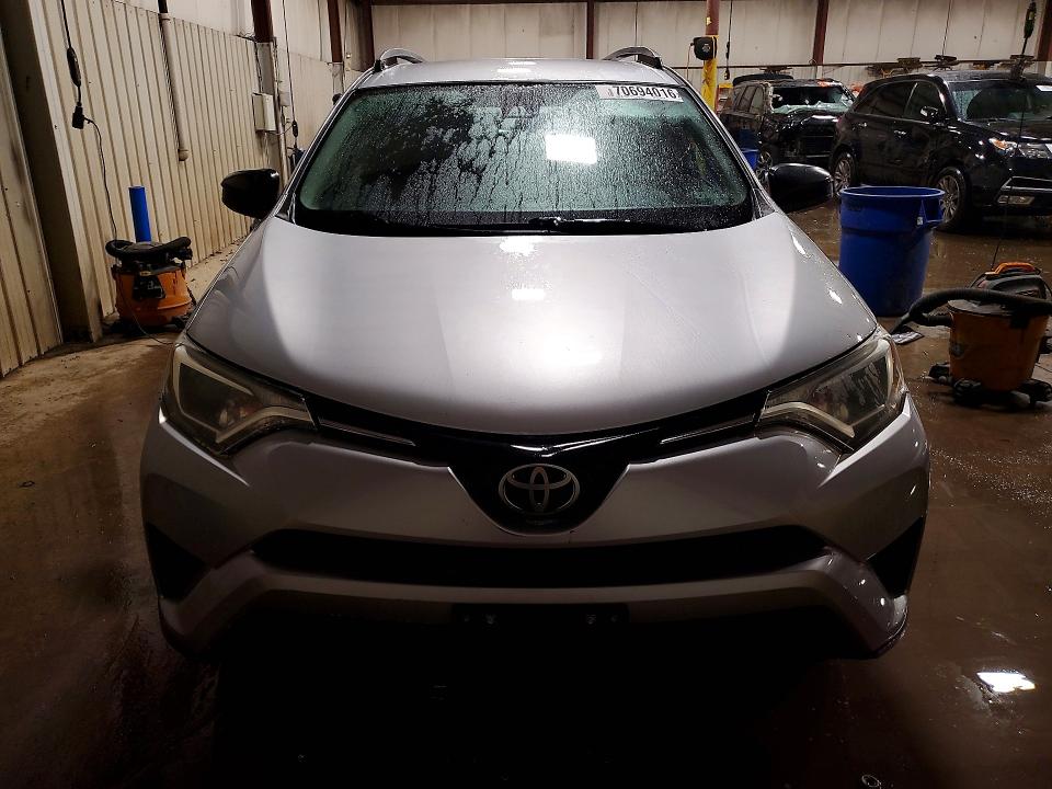 70694016 :رقم المزاد ، 2T3BFREV1JW711445 vin ، 2018 Toyota Rav4 مزاد بيع