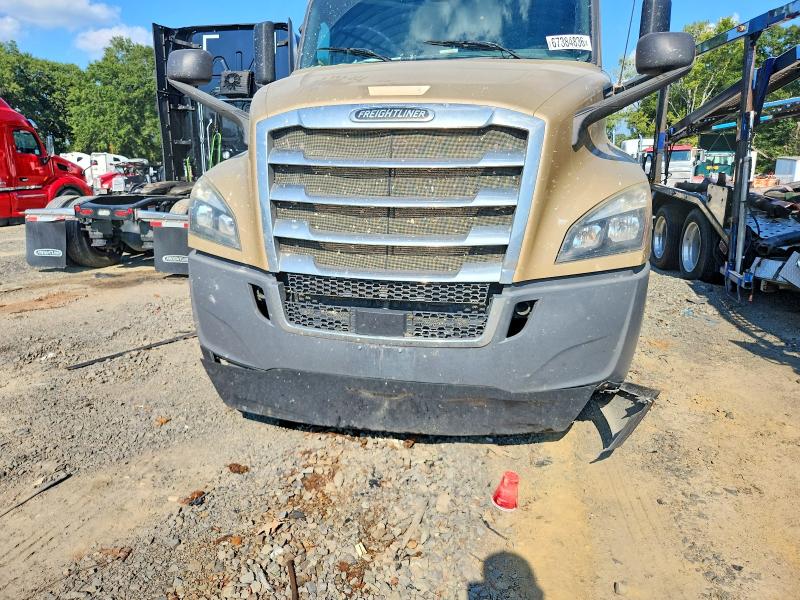 2018 Freightliner Cascadia 126 მანქანა იყიდება აუქციონზე, vin: 3AKJHHDR2JSJJ0386, აუქციონის ნომერი: 67384836