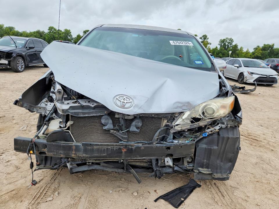 67642326 :رقم المزاد ، 5TDKK3DCXBS068444 vin ، 2011 Toyota Sienna مزاد بيع
