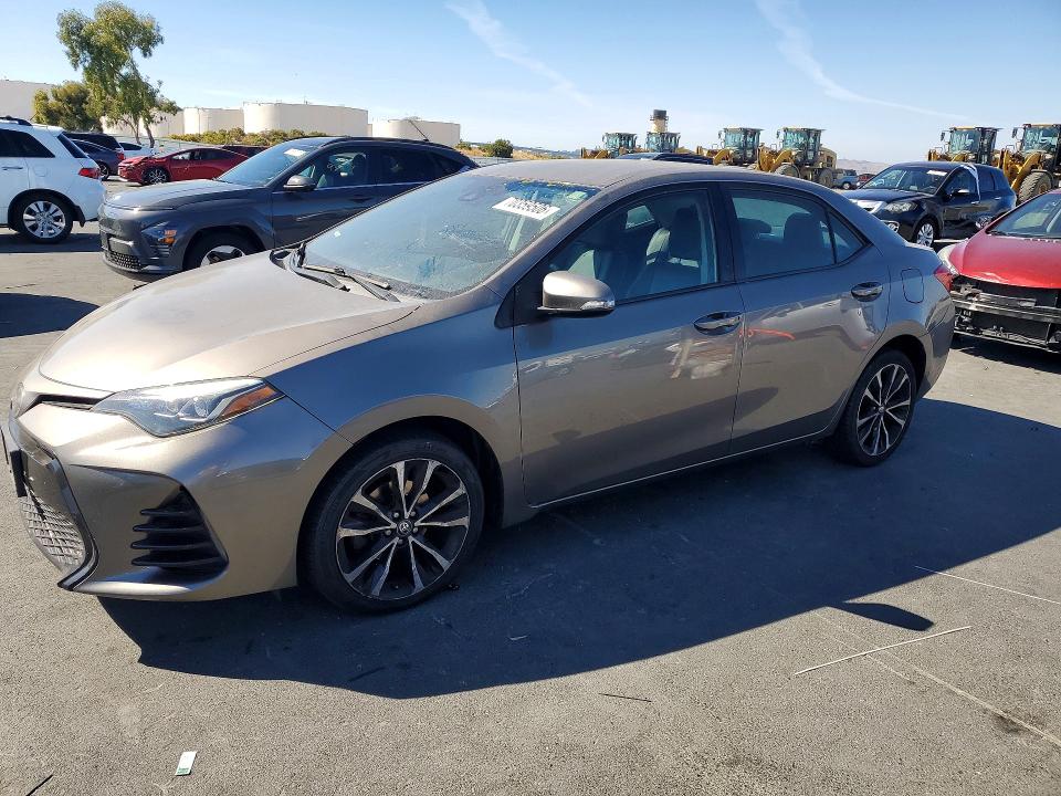 70359506 :رقم المزاد ، 2T1BURHE6JC107725 vin ، 2018 Toyota Corolla مزاد بيع