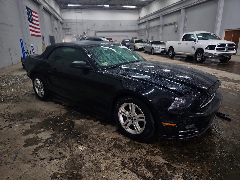 70044776 :رقم المزاد ، 1ZVBP8EM6E5325466 vin ، 2014 Ford Mustang مزاد بيع