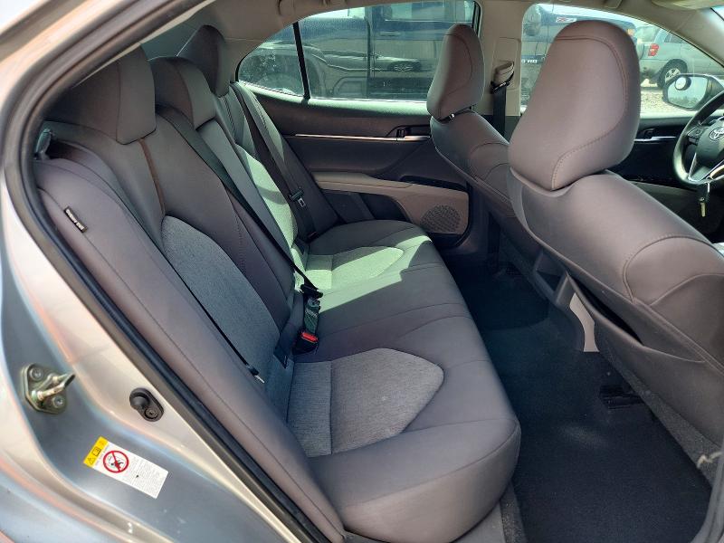67896466 :رقم المزاد ، 4T1B11HK1JU607497 vin ، 2018 Toyota Camry مزاد بيع