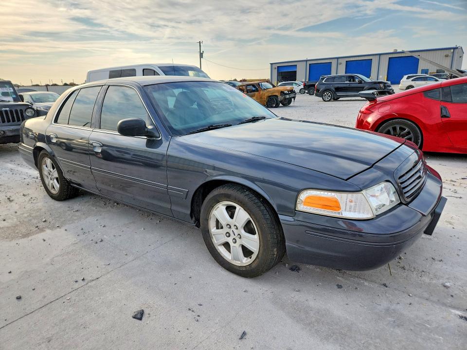 2004 Ford Crown Victoria მანქანა იყიდება აუქციონზე, vin: 2FAHP74W44X180912, აუქციონის ნომერი: 70003116
