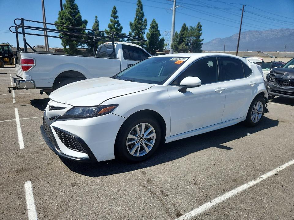 69058306 :رقم المزاد ، 4T1G11AK3MU521600 vin ، 2021 Toyota Camry مزاد بيع