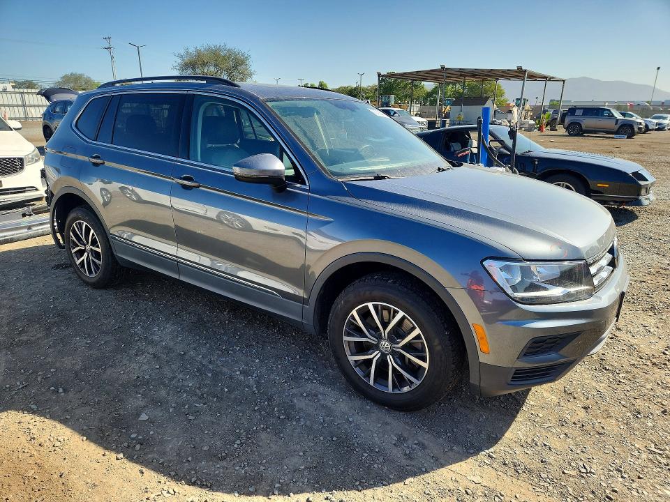 Продажа на аукционе авто 2020 Volkswagen Tiguan, vin: 3VV2B7AX5LM126090, номер лота: 70738496