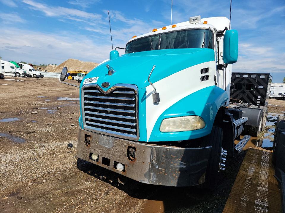 61523586 :رقم المزاد ، 1M1AE07Y03W014712 vin ، 2003 Mack 600 مزاد بيع
